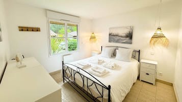 Premium bedding, iron/ironing board, free cots/infant beds, free WiFi