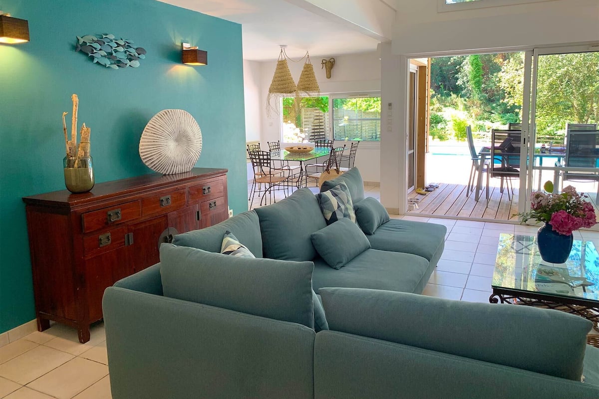 Villa Collection Confort Forêt Lac 4 pièces 6 personnes | บริเวณนั่งเล่น | ทีวีจอแบน 50 ซม. พร้อมช่องดิจิตอ  ล, ทีวี, เตาผิง