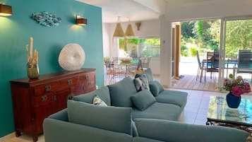 Villa Collection Confort ForĂȘt Lac 4 piĂšces 6 personnes | Vardagsrum | 50-centimeters platt-tv med digitalkanaler, tv och eldstad