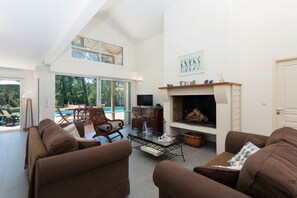 Villa | Woonruimte | Een 50-cm flatscreentelevisie met digitale zenders en televisie