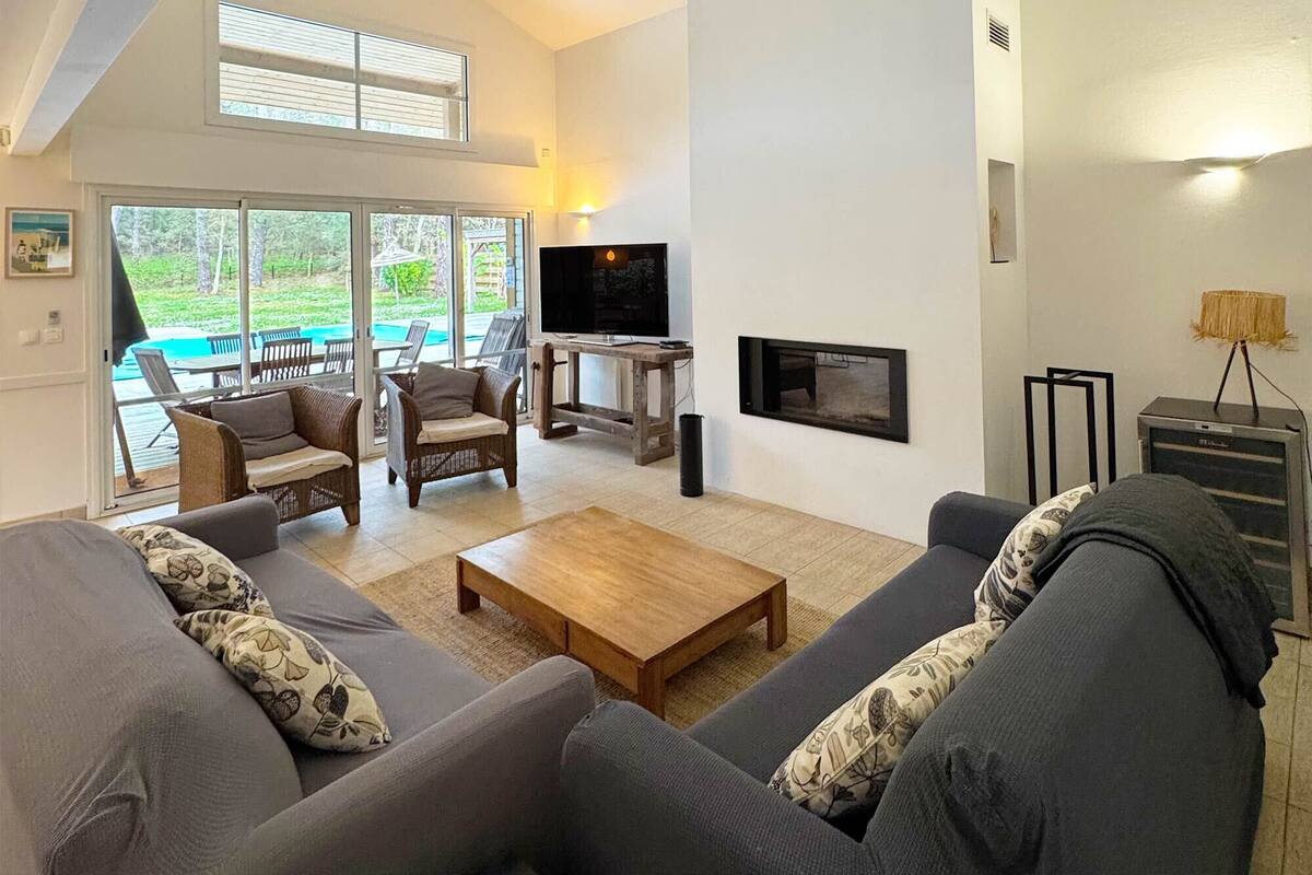 Villa Collection Signature Forêt 5 pièces 10 personnes | บริเวณนั่งเล่น | ทีวีจอแบน 50 ซม. พร้อมช่องดิจิตอล, ทีวี, เตาผิง