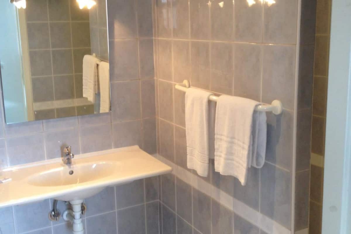 free toiletries, towels