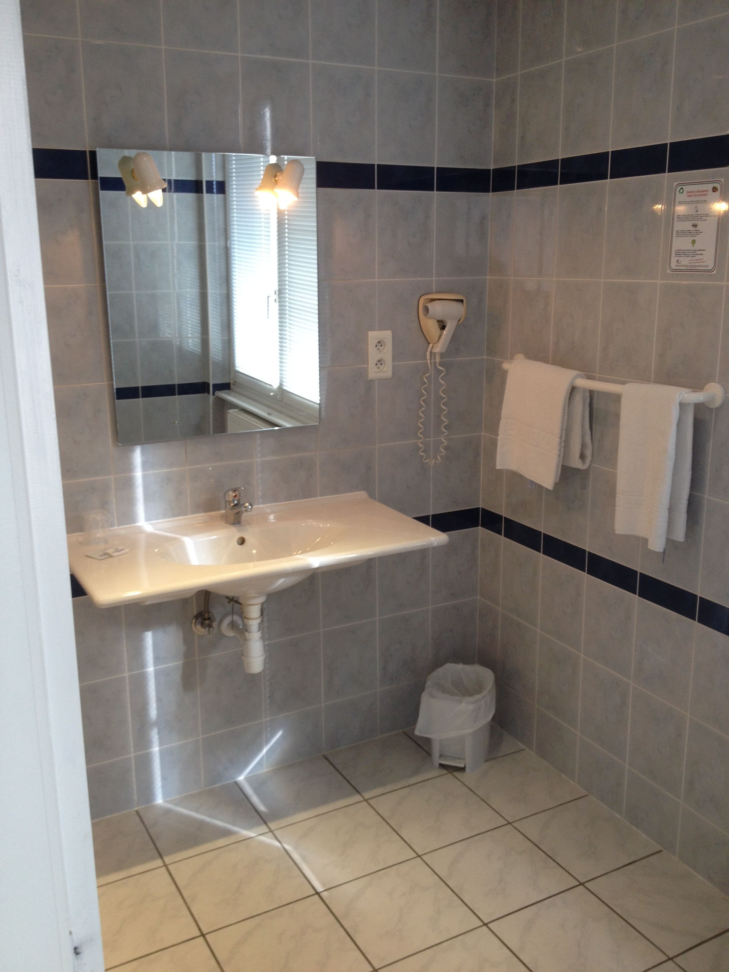 superior double room | bathroom | free toiletries, towels