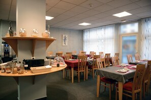 Daily buffet breakfast for a fee - Amadeus Hôtel (Sarreguemines)