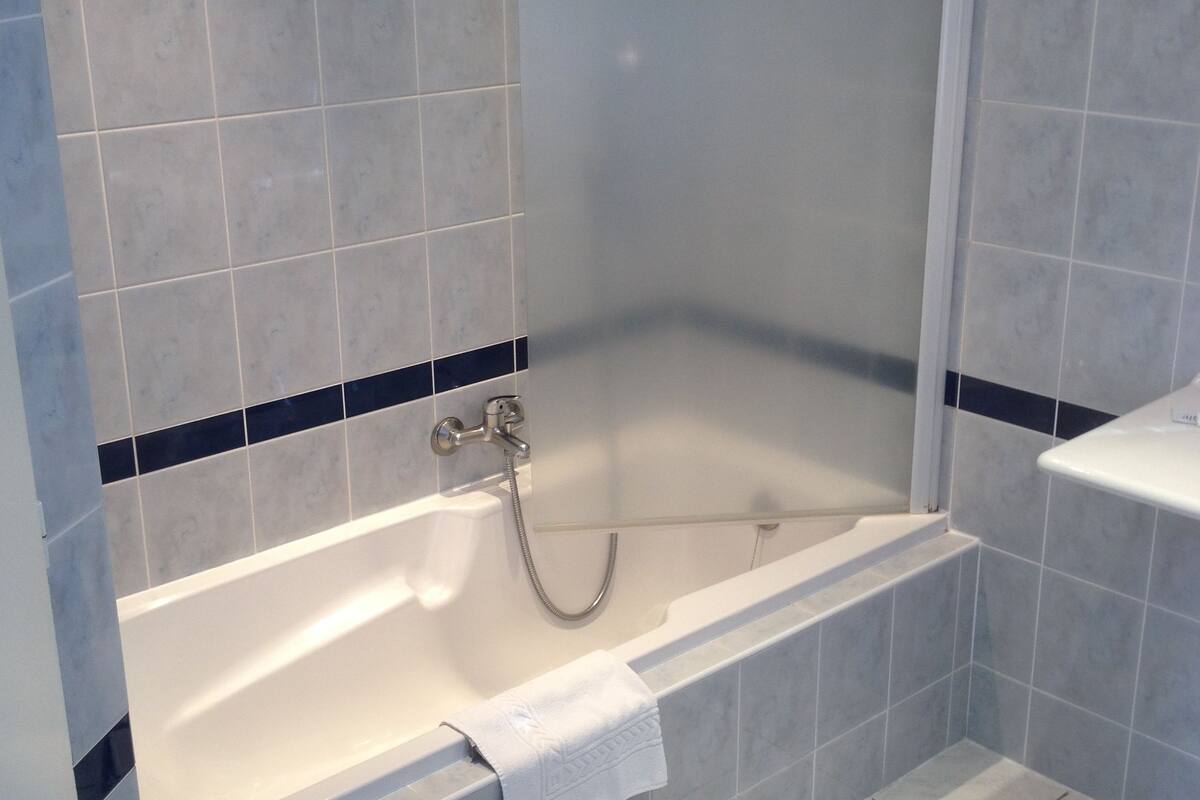 superior double room | bathroom | free toiletries, towels