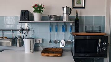 Een koelkast, een microgolfoven, een oven, een kookplaat