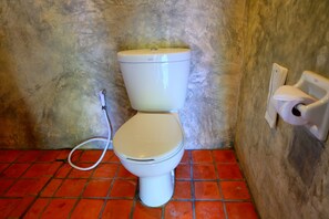 룸 | 욕실 | 샤워 시설, 무료 세면용품, 헤어드라이어, 목욕가운