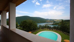 A pool with a view of a lake and mountains. - Colle Sul Lago (Cingoli)