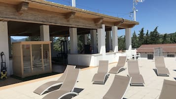 Piscine extérieure (ouverte en saison)