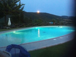 Una piscina al aire libre de temporada