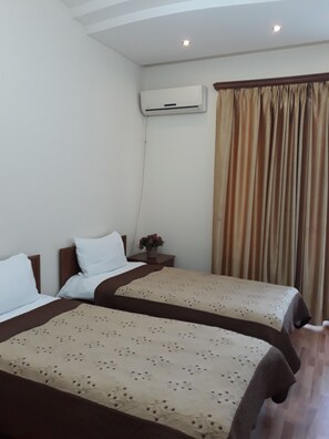 Standard-Zweibettzimmer, Nichtraucher | Schreibtisch, Bügeleisen/Bügelbrett, kostenloses WLAN, Bettwäsche