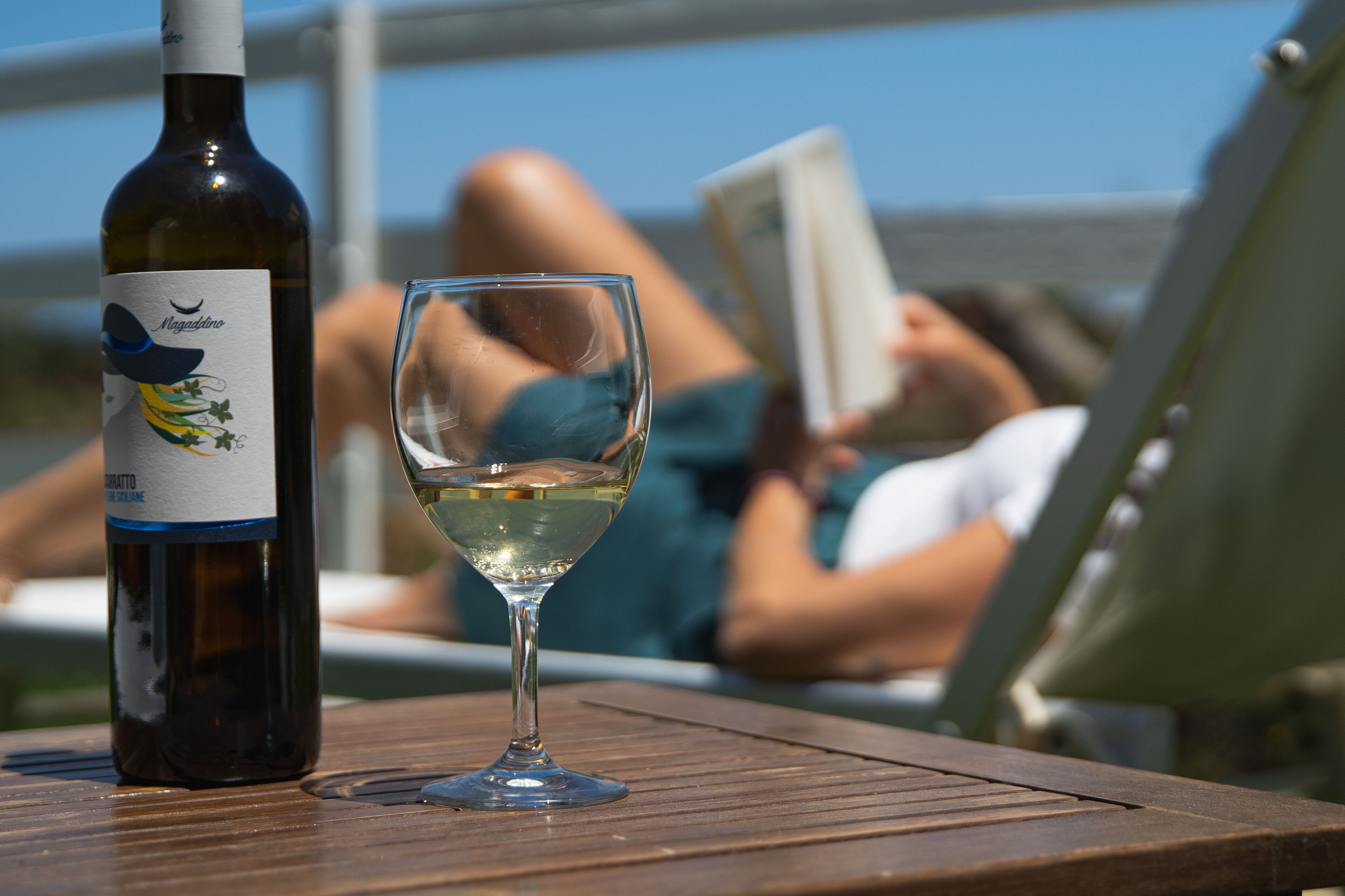 Une bouteille de vin et un verre sur une table en bois.