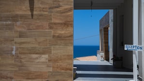 A reception area with a clear view of the sea. - Casa Azul (Alcamo)