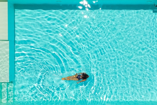 Una piscina al aire libre de temporada, una piscina en la azotea
