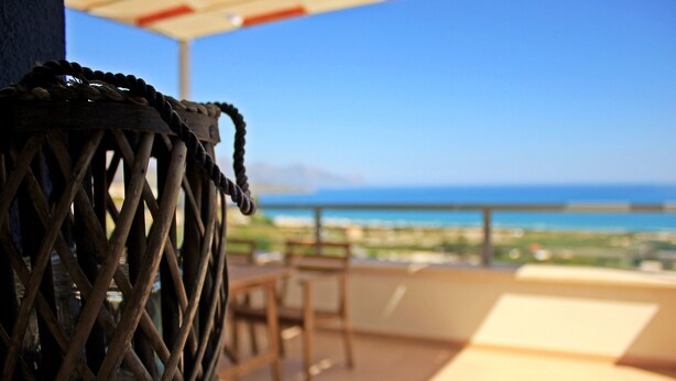 A wicker basket on a balcony with a view of the ocean and distant mountains. - Casa Azul (Alcamo)