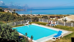 A swimming pool with a view of the sea and mountains. - Casa Azul (Alcamo)