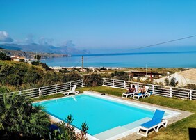 Una piscina al aire libre de temporada, una piscina en la azotea