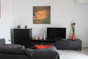 Televisión, videojuegos, futbolito, mesa de ping pong
