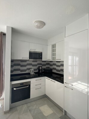 Jääkaappi, mikroaaltouuni, uuni, liesi