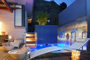 Hồ bơi ngoài trời, dù/ô trên bãi biển/hồ bơi, ghế dài tắm nắng 