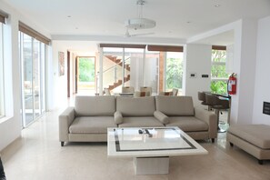 Lobby sitting area - Luxe Loft Villa (Alto de Porvorim)