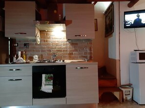 Fridge, microwave, oven, stovetop - THE NAVEL OF THE MOUNTAIN - LOFT STUDIO APARTMENT (Piazza Armerina)