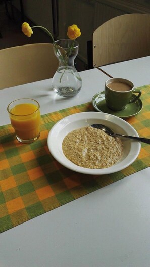 Daily continental breakfast (EUR 5.00 per person)