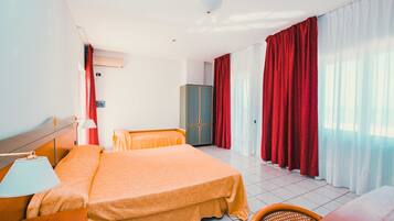 Suite junior, vistas al mar | Minibar, caja fuerte, escritorio y cunas (de pago)