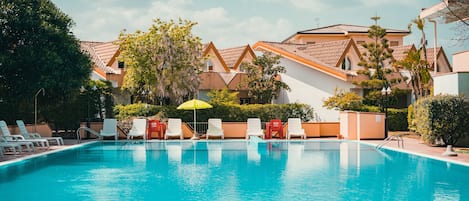 Una piscina al aire libre