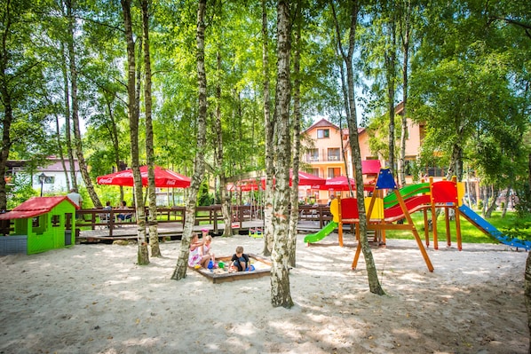 Área de juegos infantiles al aire libre