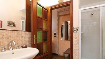 Shower, free toiletries, hair dryer, towels