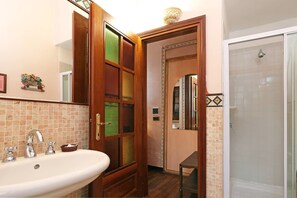 Shower, free toiletries, hair dryer, towels