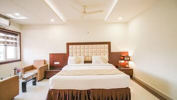 Premium bedding, desk, iron/ironing board, WiFi (free)