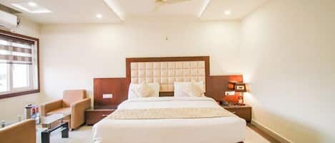 Premium bedding, desk, iron/ironing board, WiFi (free)