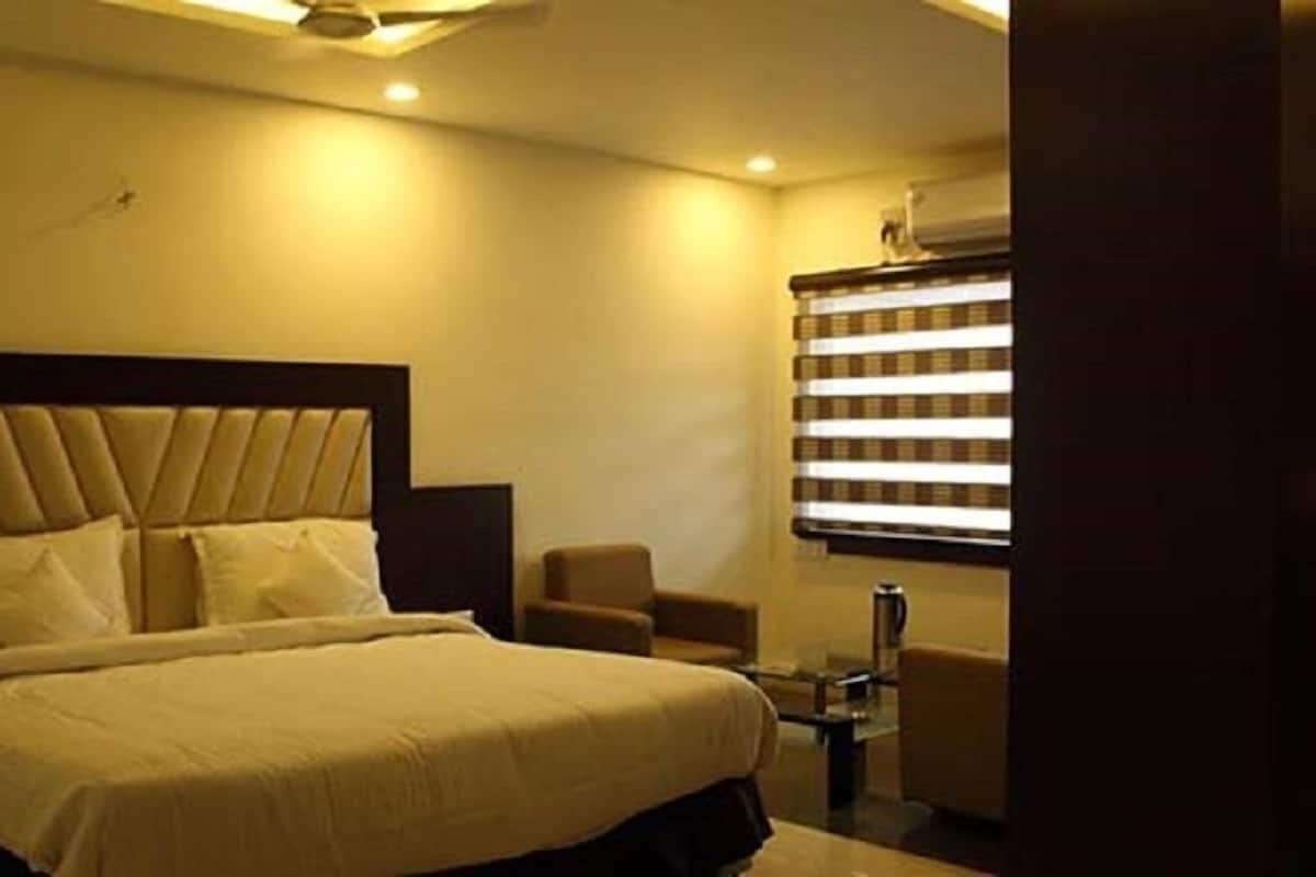 Deluxe Double Room, 1 Double Bed, Private Bathroom | Premium bedding, desk, soundproofing, free WiFi