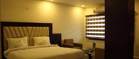 Premium bedding, desk, soundproofing, free WiFi