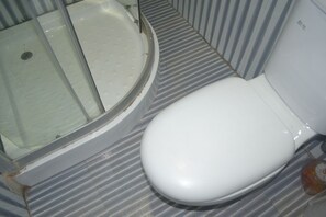 Chuveiro, produtos de toalete grátis, toalhas de banho, sabonete