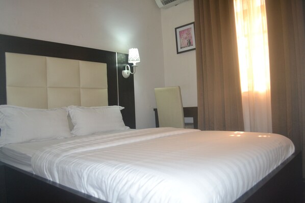 ミニバー (無料)、デスク、ノートパソコン用作業スペース、WiFi (無料)