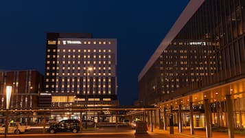 Voorkant accommodatie - avond/nacht