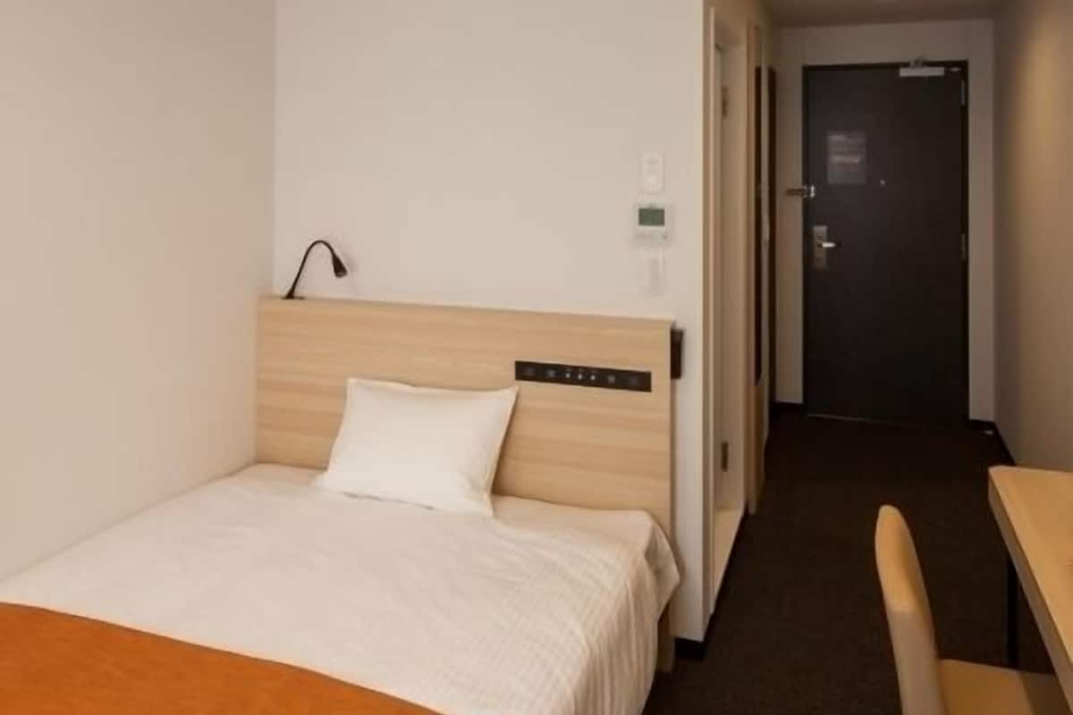 Escritorio, insonorización, wifi gratis y ropa de cama