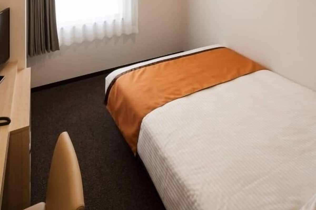 Escritorio, insonorización, wifi gratis y ropa de cama