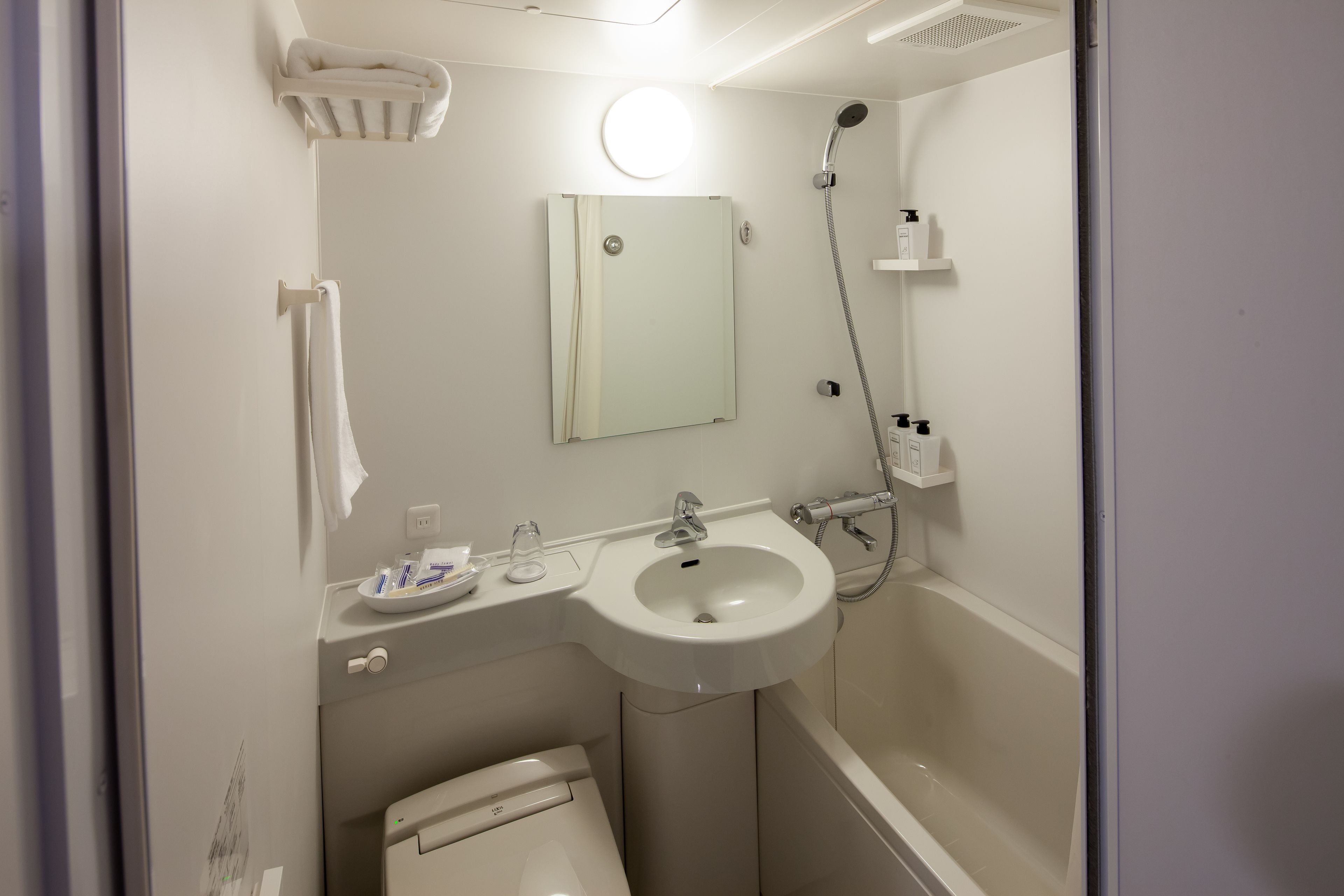 combined shower/bathtub, free toiletries, hair dryer, slippers