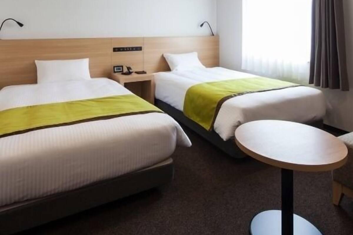 Escritorio, insonorización, wifi gratis y ropa de cama