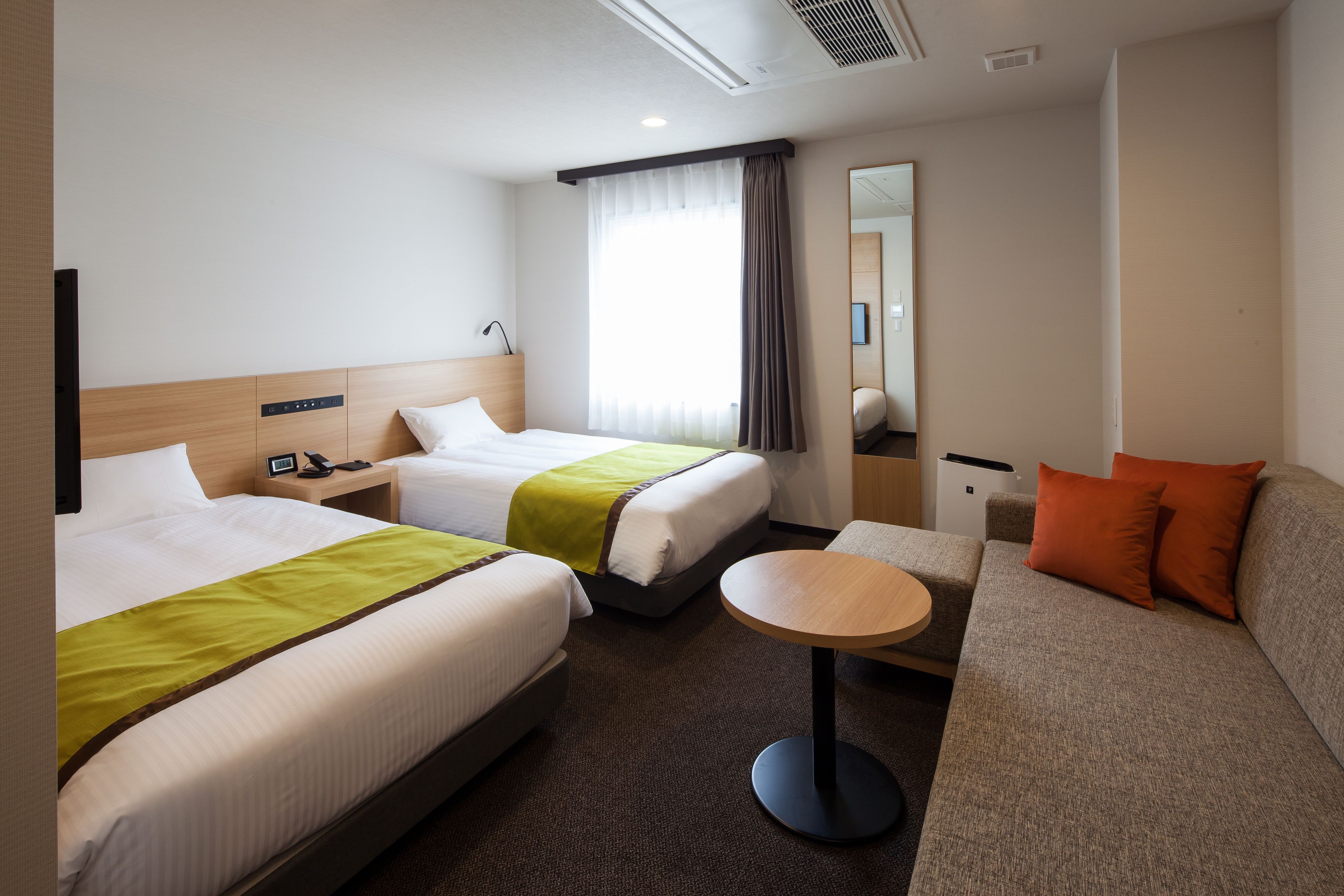 standard twin room | desk, soundproofing, free wifi, bed sheets