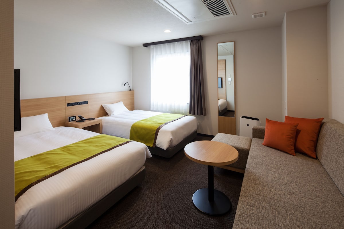 standard twin room | desk, soundproofing, free wifi, bed sheets