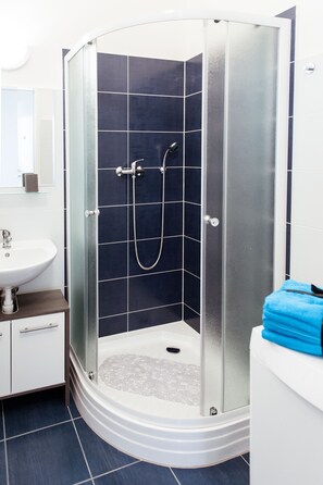 Appartement Deluxe | Salle de bain | Baignoire, serviettes fournies