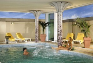 Piscine couverte, chaises longues