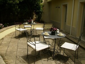 Outdoor dining - B&B Antico Aranceto (Bagnolo del Salento)
