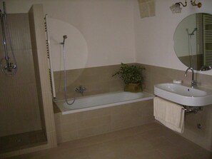 Dusche, Haartrockner, Bidet, Handtücher