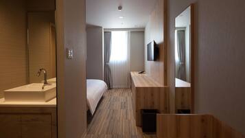 Phòng đôi, 1 giường đôi, không hút thuốc (2 Beds and 1 Extra Bed) | Két bảo mật tại phòng, phòng cách âm